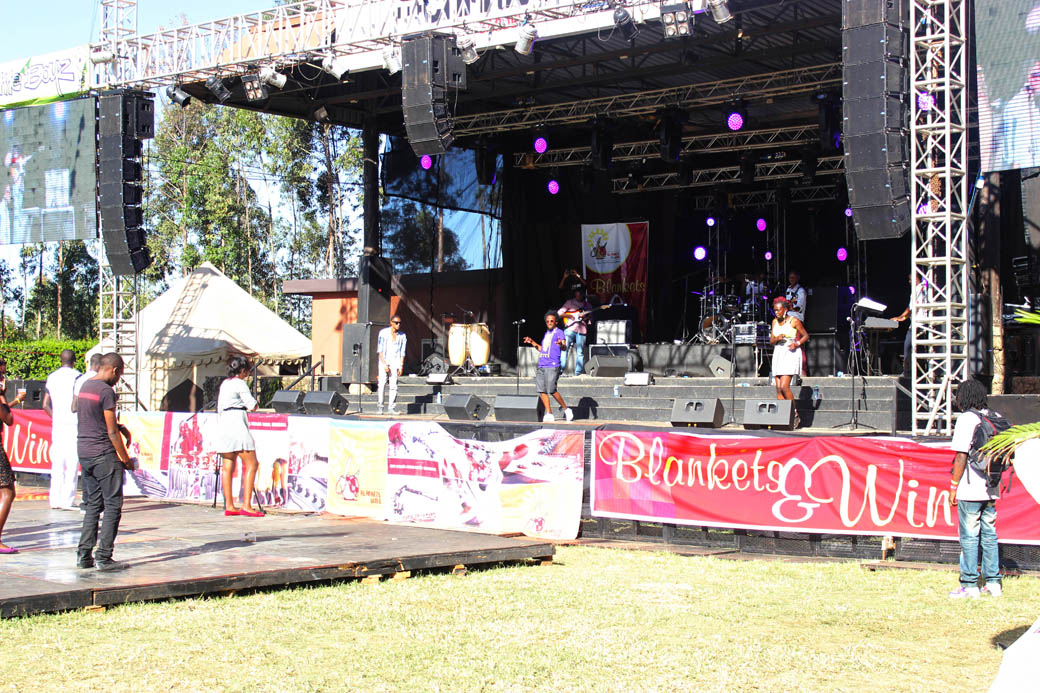 Blankets&Wine 50_Crowd1