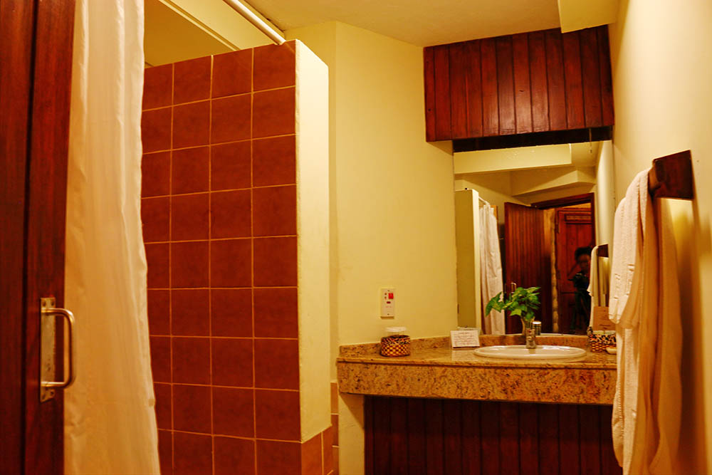 sarova-salt-lick-game-lodge_bathroom